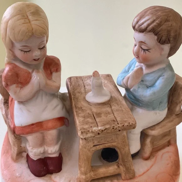 Vintage Boy and Girl Praying at Table Musical Figurine - Picture 2 of 3